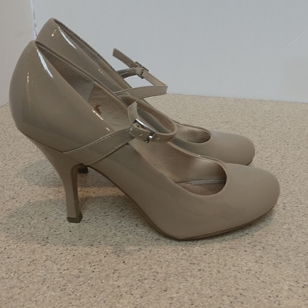 👍 Chinese Laundry Beige Heels Size 10.   A7